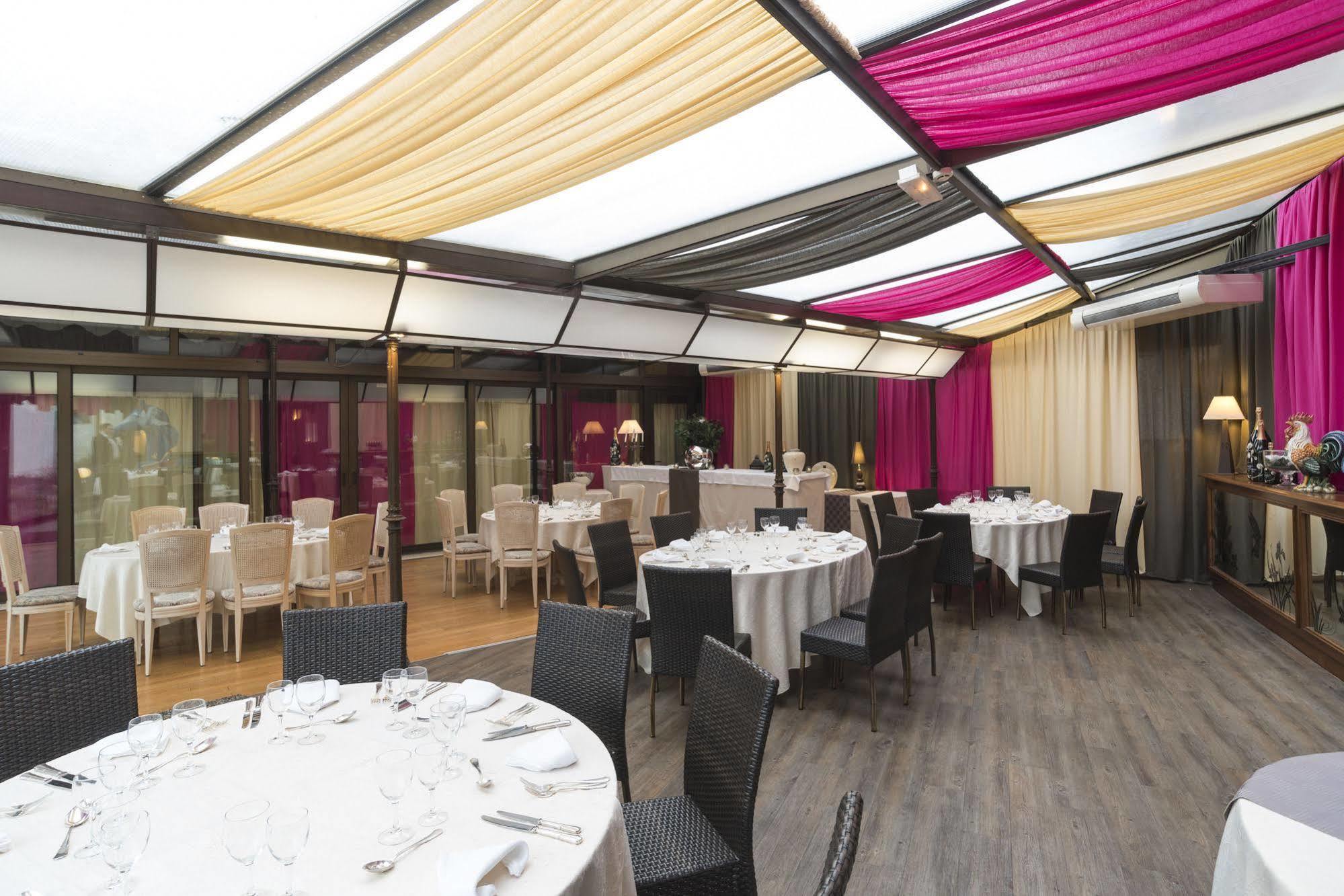Hotel Restaurant Laurent Perreal Attignat ภายนอก รูปภาพ