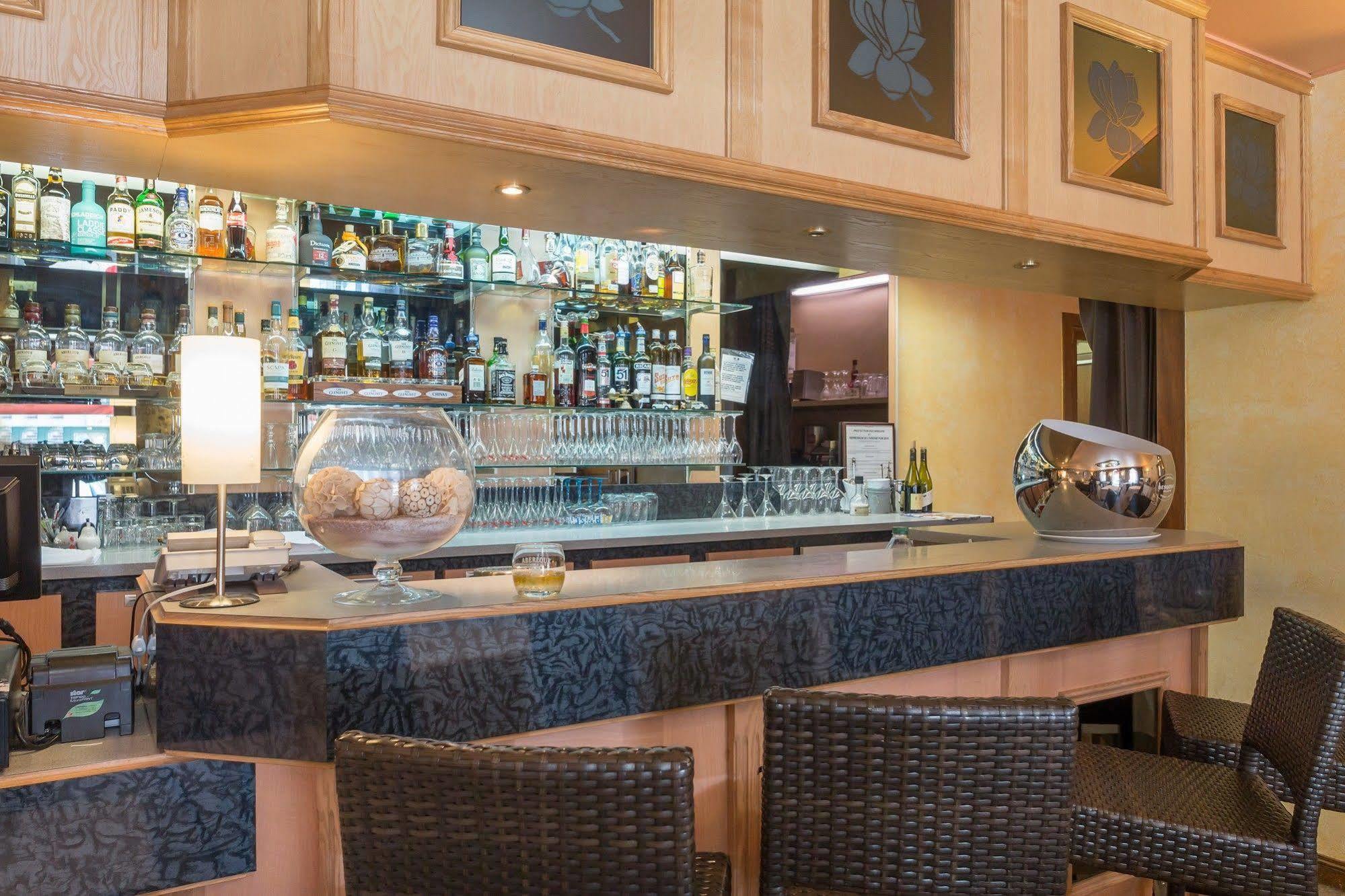 Hotel Restaurant Laurent Perreal Attignat ภายนอก รูปภาพ